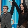 Josh Hutcherson dan Jennifer Lawrence Masih Harus Bersandiwara di Hadapan Rakyat Panem