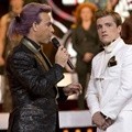 Stanley Tucci Sebagai Caesar Flickerman dan Josh Hutcherson Sebagai Peeta Mellark