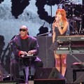 Duet Stevie Wonder dan Hyorin Sistar di Panggung MAMA 2013