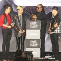 Seungri, GD dan Taeyang Serahkan Piala Music Makes One Global Ambassador Award pada Stevie Wonder