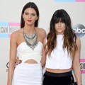 Kendall dan Kylie Jenner di Red Carpet American Music Awards 2013