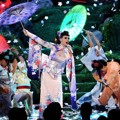 Katy Perry Jadi Geisha Saat Nyanyikan Lagu 'Unconditionally'