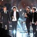 One Direction Nyanyikan Lagu 'Story of My Life'