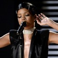 Rihanna Nyanyikan Lagu 'Diamonds'