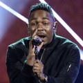 Kendrick Lamar Tampil Nyanyikan Lagu 'Swimming Pools (Drank)'