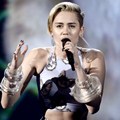 Miley Cyrus Nyanyikan Lagu 'Wrecking Ball'