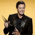 Luke Bryan Raih Piala Favorite Male Artist - Country