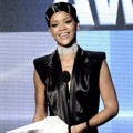 Rihanna Raih Piala Icon Award 2013
