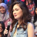 Luna Maya Saat Menjadi Host Acara Musik 'Dahsyat'