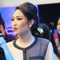 Ayu Dewi Saat Menjadi Host Acara Musik 'Dahsyat'