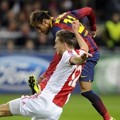 Neymar Dihadang Joel Veltman Saat Akan Mencetak Gol