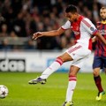 Danny Hoesen Coba Arahkan Bola ke Gawang Barcelona