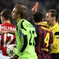 Wasit Pavel Kralovec Berikan Kartu Merah pada Pemain Ajax Joel Veltman