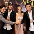 Para Pemian Sinetron 'Emak Ijah Pengen ke Mekah' Terima  Piala Program Paling Ngetop