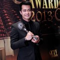 Eza Gionino Raih Piala Aktor Utama Paling Ngetop