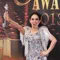 Syahrini Raih Piala Penyanyi Paling Ngetop