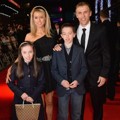 Phil Neville bersama Istri dan Anak-anaknya di Premiere Film 'The Class of 92'