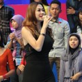 Aura Kasih Saat Tampil di Acara Musik 'Dahsyat'