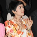 Poppy Sovia di Premiere Film 'Isyarat'
