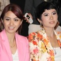 Revalina S. Temat dan Poppy Sovia di Premiere Film 'Isyarat'
