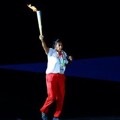 Atlet Atletik Myanmar Jennifer Tin Lay Membawa Obor SEA Games 2013