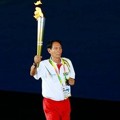 Atlet Myanmar Tin Aung Membawa Obor SEA Games 2013