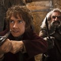 Bilbo Baggins dan Oin Bersiap Hadapi Musuh