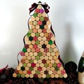 Pohon Natal yang Dibuat dari Busa Penutup Wine