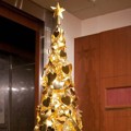 Pohon Natal yang Terbuat dari Emas
