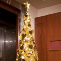 Pohon Natal yang Terbuat dari Emas