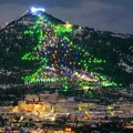 Pohon Natal yang Dibuat di Monte Ingino, Italia