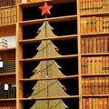 Pohon Natal yang Dibuat di Rak Buku