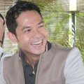 Dude Harlino Saat Menggelar Jumpa Pers di Kebon Jeruk, Jakarta Barat