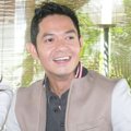 Dude Harlino Saat Menggelar Jumpa Pers di Kebon Jeruk, Jakarta Barat
