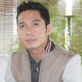 Dude Harlino Saat Menggelar Jumpa Pers di Kebon Jeruk, Jakarta Barat