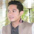 Dude Harlino Saat Menggelar Jumpa Pers di Kebon Jeruk, Jakarta Barat