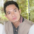 Dude Harlino Saat Menggelar Jumpa Pers di Kebon Jeruk, Jakarta Barat