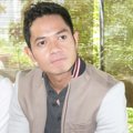 Dude Harlino Saat Menggelar Jumpa Pers di Kebon Jeruk, Jakarta Barat
