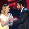 Drew Barrymore Saat Serahkan Piala pada Adam Sandler