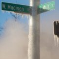 Polar Vortex Bekukan Papan Penunjuk Jalan dan Lampu Lalu-Lintas
