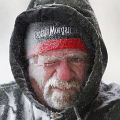 Seorang Pria Kulitnya Tertutupi Es Karena Cuaca Ekstrim