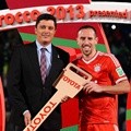Franck Ribery Menerima Penghargaan MVP Toyota