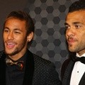 Neymar dan Dani Alves di FIFA Ballon d'Or Gala 2013