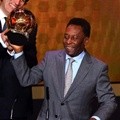 Pele Menerima Penghargaan FIFA Ballon d'Or Prix d'Honneur
