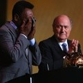 Pele Terharu Ketika Menerima Penghargaan