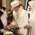 Oki Setiana Dewi dan Ory Vitrio Berikan Santunan pada Anak Yatim Piatu