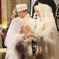 Oki Setiana Dewi dan Ory Vitrio Berikan Santunan pada Anak Yatim Piatu