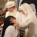 Oki Setiana Dewi dan Ory Vitrio Berikan Santunan pada Anak Yatim Piatu