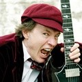 Angus Young Gitaris AC/DC