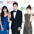 Tiffany dan Tae Yeon Girls' Generation serta Oh Sang Jin di Red Carpet Golden Disk Awards 2014